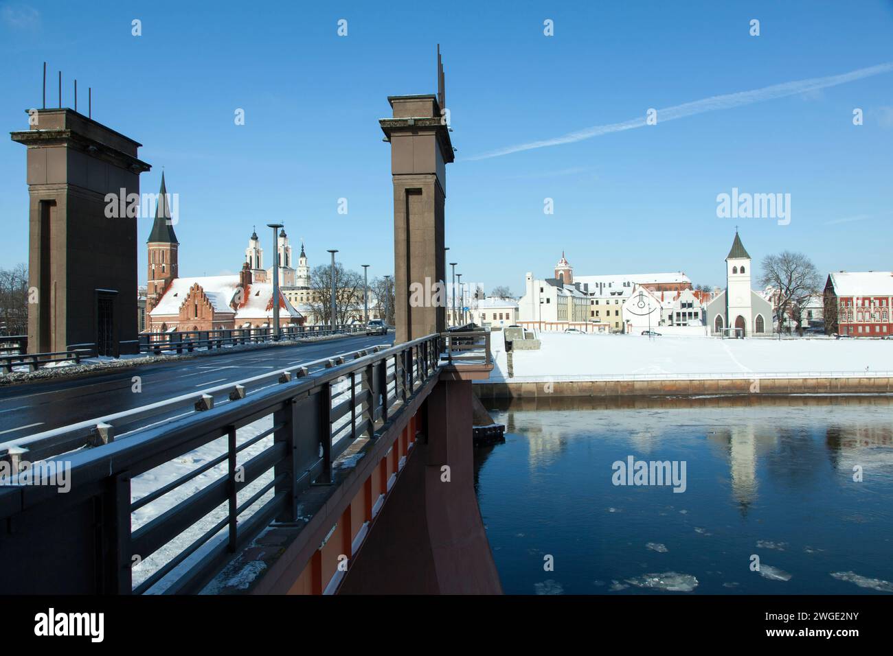 Vista invernale di un ponte sul fiume Neman fino alla storica città vecchia di Kaunas (Lituania). Foto Stock