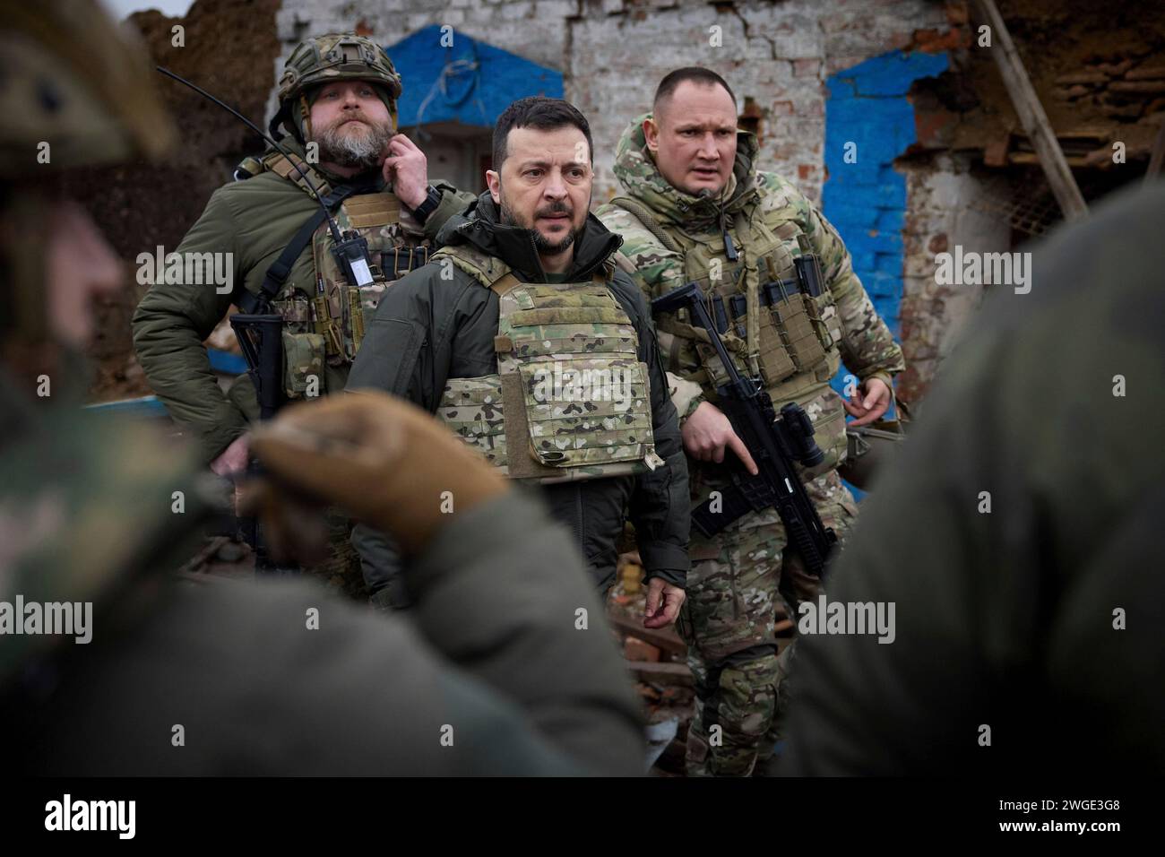 Robotyne, Ucraina. 4 febbraio 2024. Il presidente ucraino Volodymyr Zelenskyy, centro, visita i soldati con la 65a Brigata meccanizzata separata dell'esercito in prima linea nella regione di Zaporizhzhia, 4 febbraio 2024 a Robotyne, Oblast di Zaporizhzhia, Ucraina. Credito: Pool Photo/Ufficio Stampa Presidenziale ucraino/Alamy Live News Foto Stock