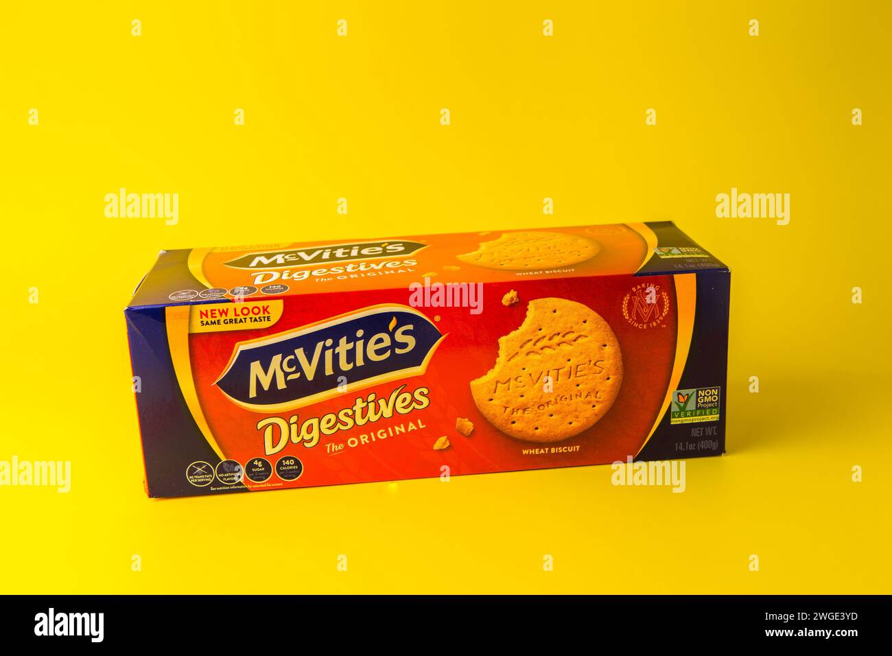 Pacchetti di biscotti o biscotti di McVitie digestivi su sfondo giallo Foto Stock