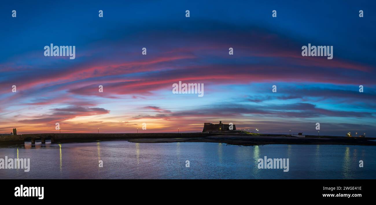 Visita lo storico Castillo de San Gabriel a Lanzarote, un'iconica fortezza che offre viste mozzafiato e ricca storia nel cuore di Arrecife. Foto Stock