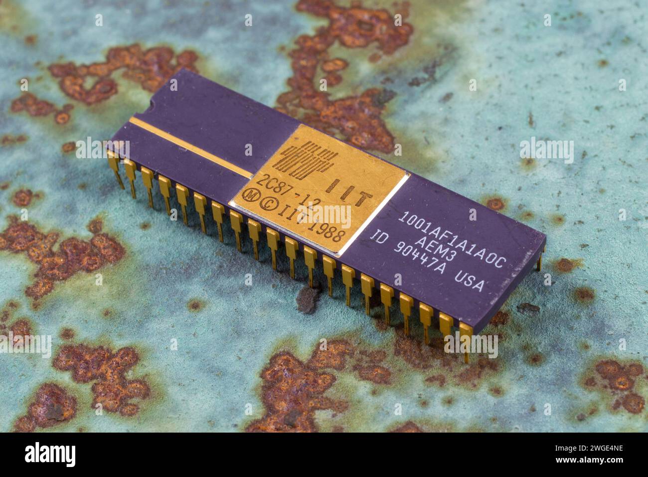 KIEV, UCRAINA - 2 agosto 2023. Unità coprocessore Intel 287 a virgola mobile su sfondo arrugginito. Foto Stock
