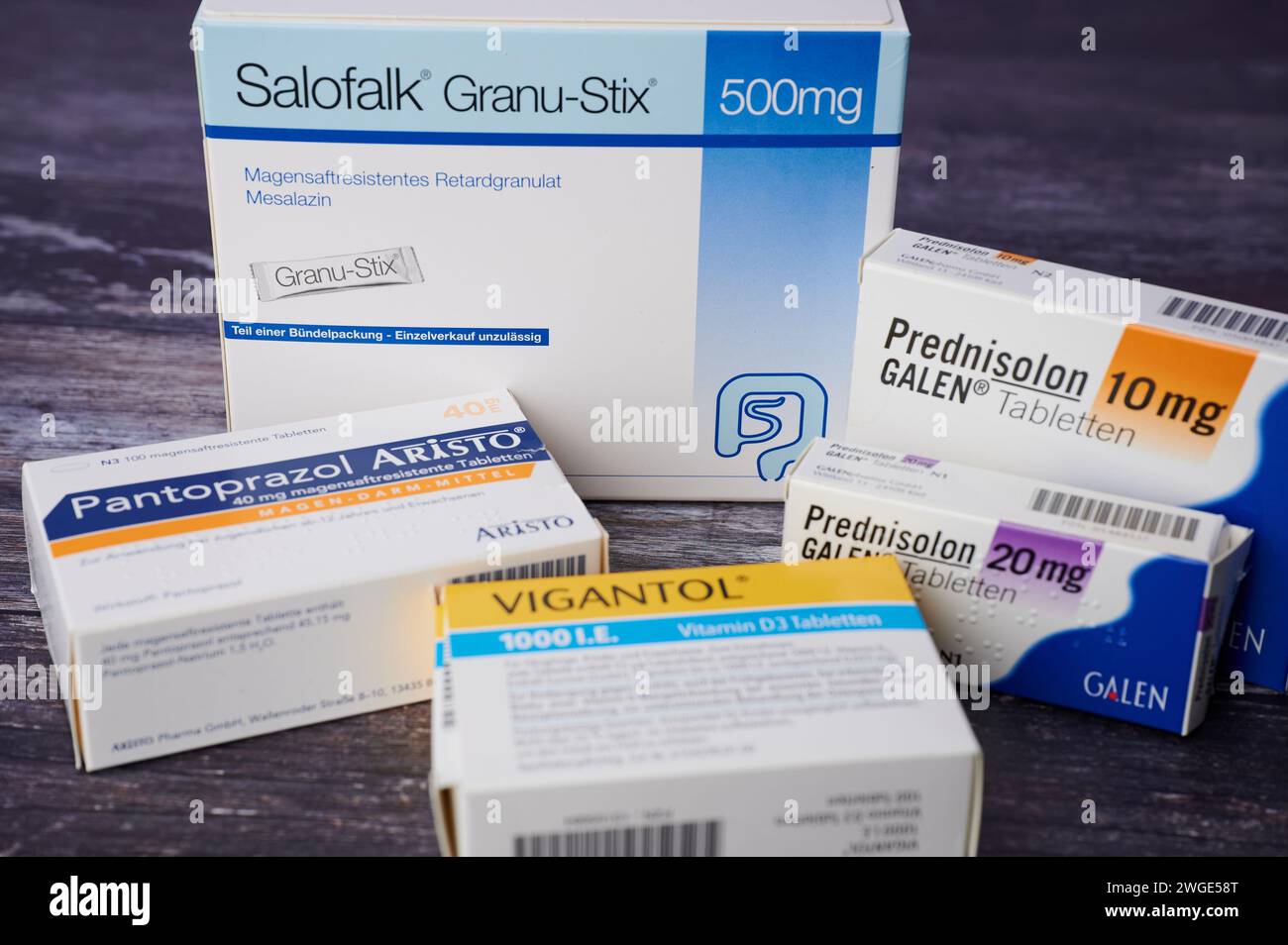 Vari farmaci che possono essere utilizzati nel trattamento delle malattie intestinali, tra cui il principio attivo mesalazina e cortisone Foto Stock