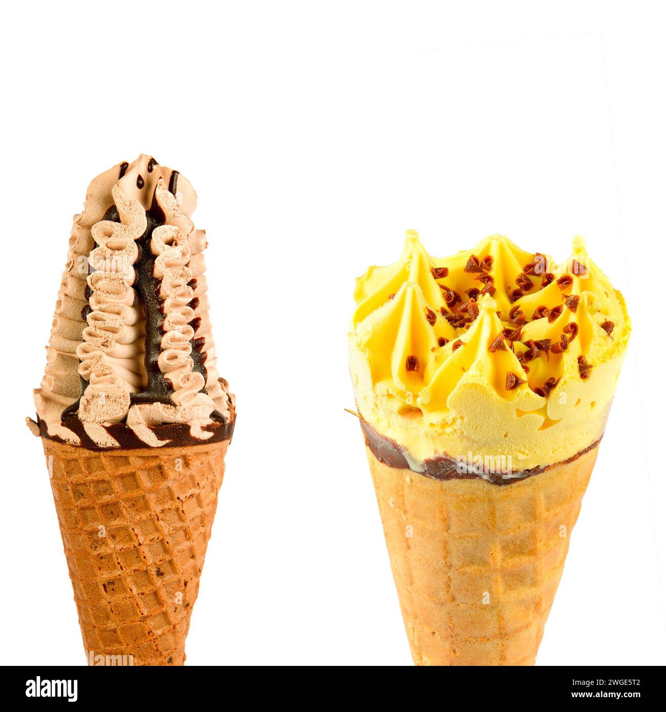 Gelato in un cono di waffle isolato su sfondo bianco. C'è spazio libero per il testo. Collage. Foto Stock