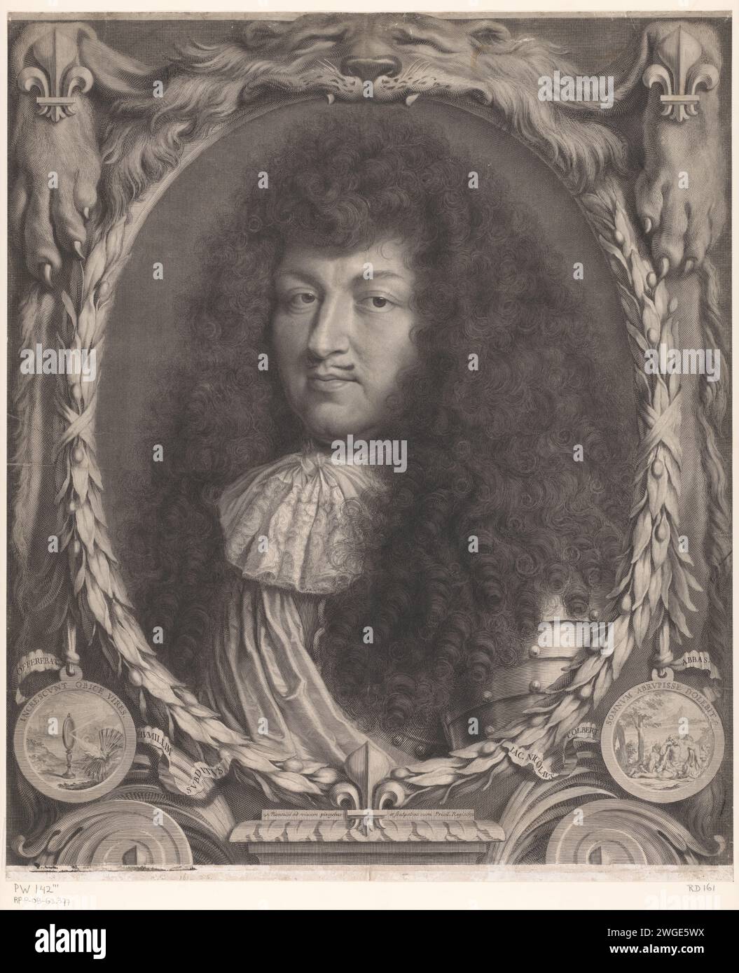 Ritratto di Lodewijk XIV, Robert Nanteuil, stampa del 1672 Ritratto di Luigi XIV, re di Francia, i capelli per lungo tempo alle spalle. In una corona ovale di alloro come cornice, su cui una pelle di leone pende come tendaggi. Sinistra e in basso a destra un motto in cerchio: Sinistra: Increscunt Obice Vires: Un fuoco è creato dal riflesso del sole in una lente d'ingrandimento; destra: Somnium Abrupissedolebit: Ercole che riposa. Francia incisione su carta persone storiche. re. Attributi di Hercules Foto Stock