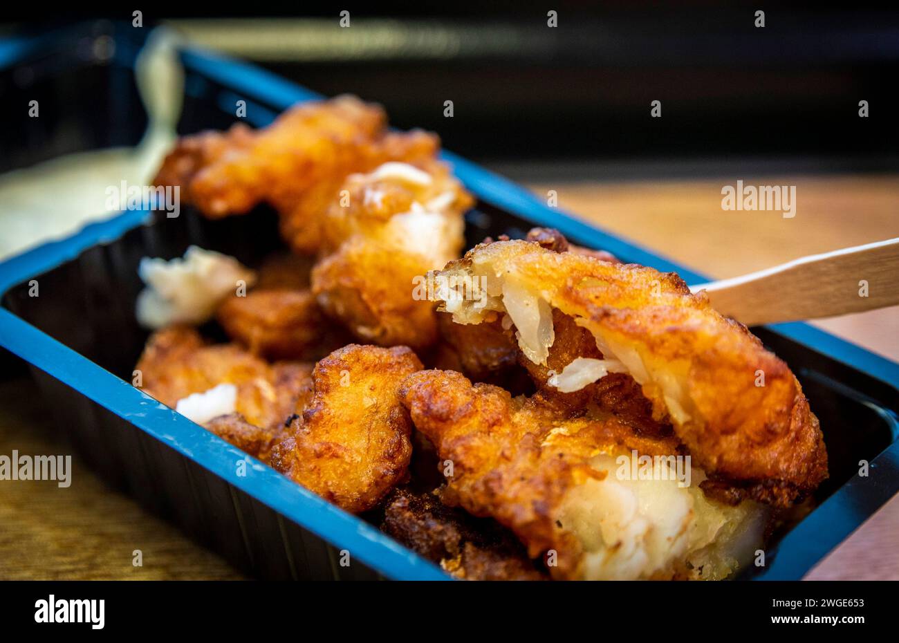 Vista dall'alto del popolare spuntino di pesce fritto olandese in una scatola nera. Foto Stock