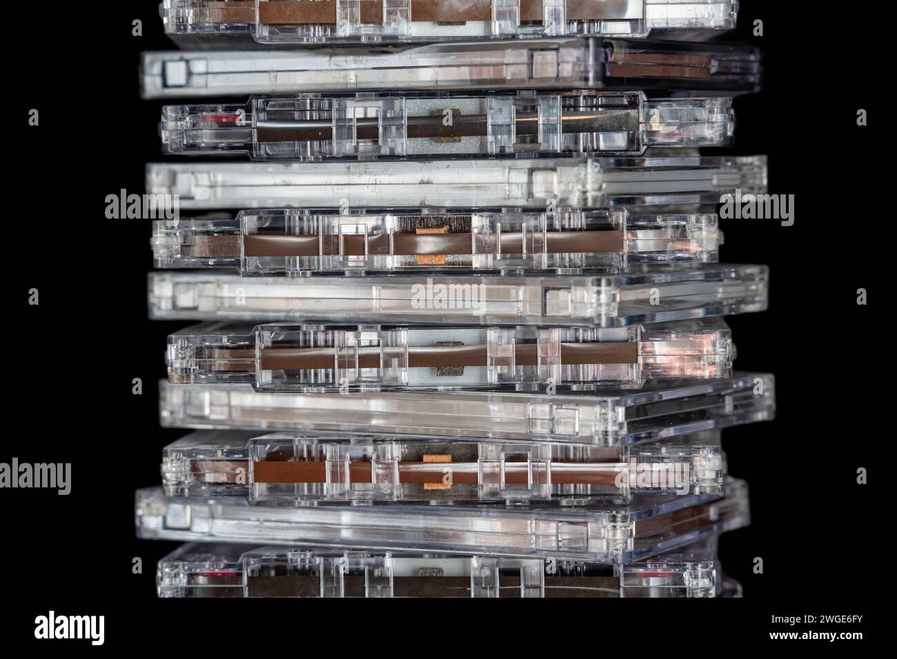 Una pila di cassette audio su sfondo nero. Musica vintage retrò. Foto Stock