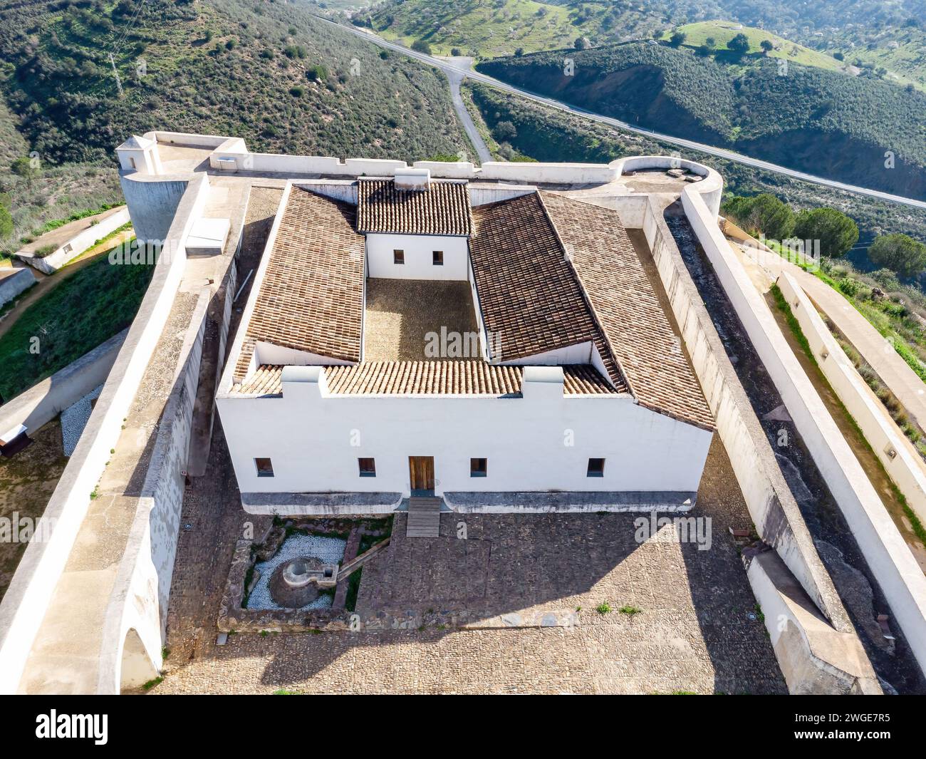 Vista aerea del castello di San Marcos in una montagna del villaggio di Sanlucar de Guadiana nella provincia di Huelva, Andalusia, sulle rive di Guadia Foto Stock