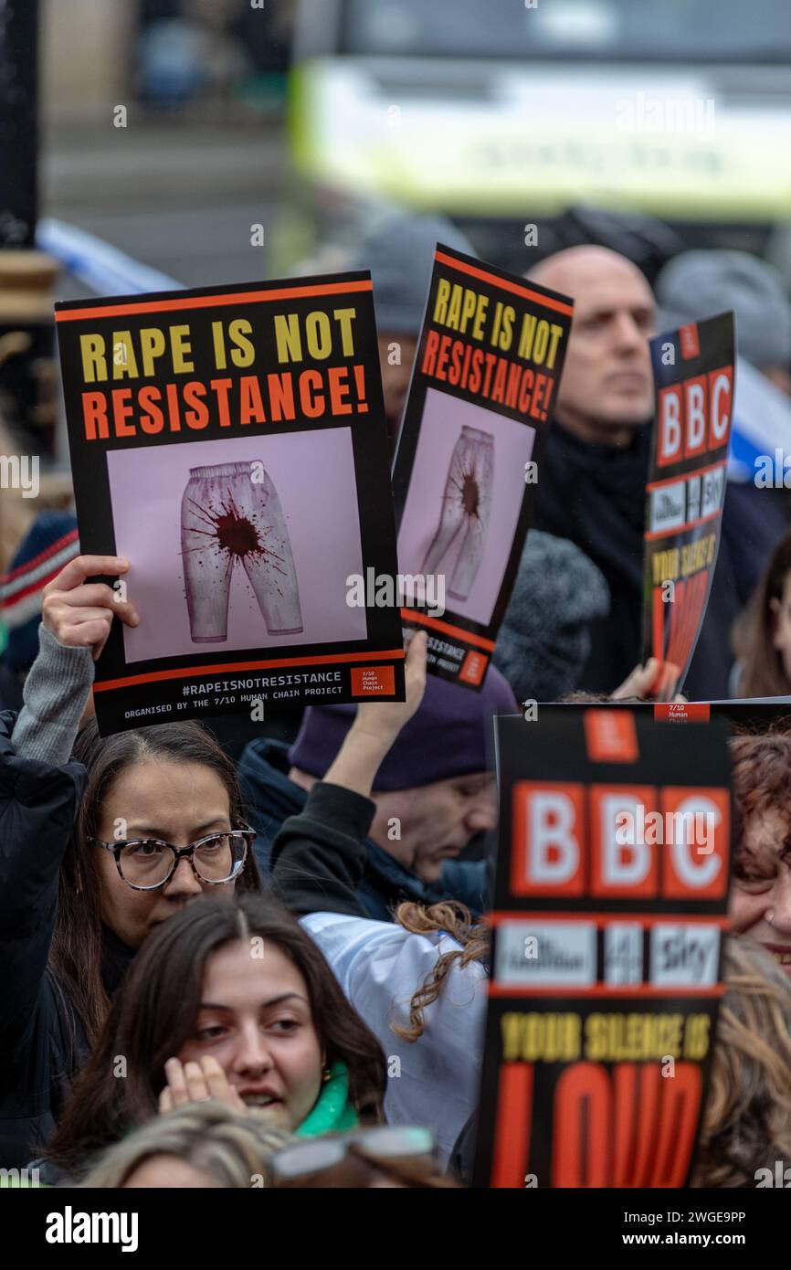 Londra, Regno Unito. 4 febbraio 2024. Persone riunite fuori dal quartier generale della BBC a Portland Place, Londra, Gran Bretagna, domenica 4 febbraio, 2024, per partecipare alla protesta "lo stupro NON è resistenza”, a sostegno delle donne israeliane rapite dal gruppo militante palestinese Hamas il 7 ottobre 2023. Per rappresaglia, Israele bombardò senza sosta la Striscia di Gaza, prendendo di mira scuole, ospedali, ambulanze e uccidendo decine di giornalisti, con il presunto sostegno dei governi di Stati Uniti e Regno Unito. Dal 7 ottobre 2023 Israele ha ucciso oltre 25.000 civili palestinesi e continua a bombardare Gaza. (VX Photo/ Vudi Xhymshiti) CR Foto Stock