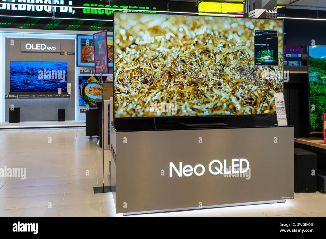 TV Samsung con tecnologia QLED nel negozio di elettronica. Minsk, Bielorussia - 28 luglio 2023 Foto Stock