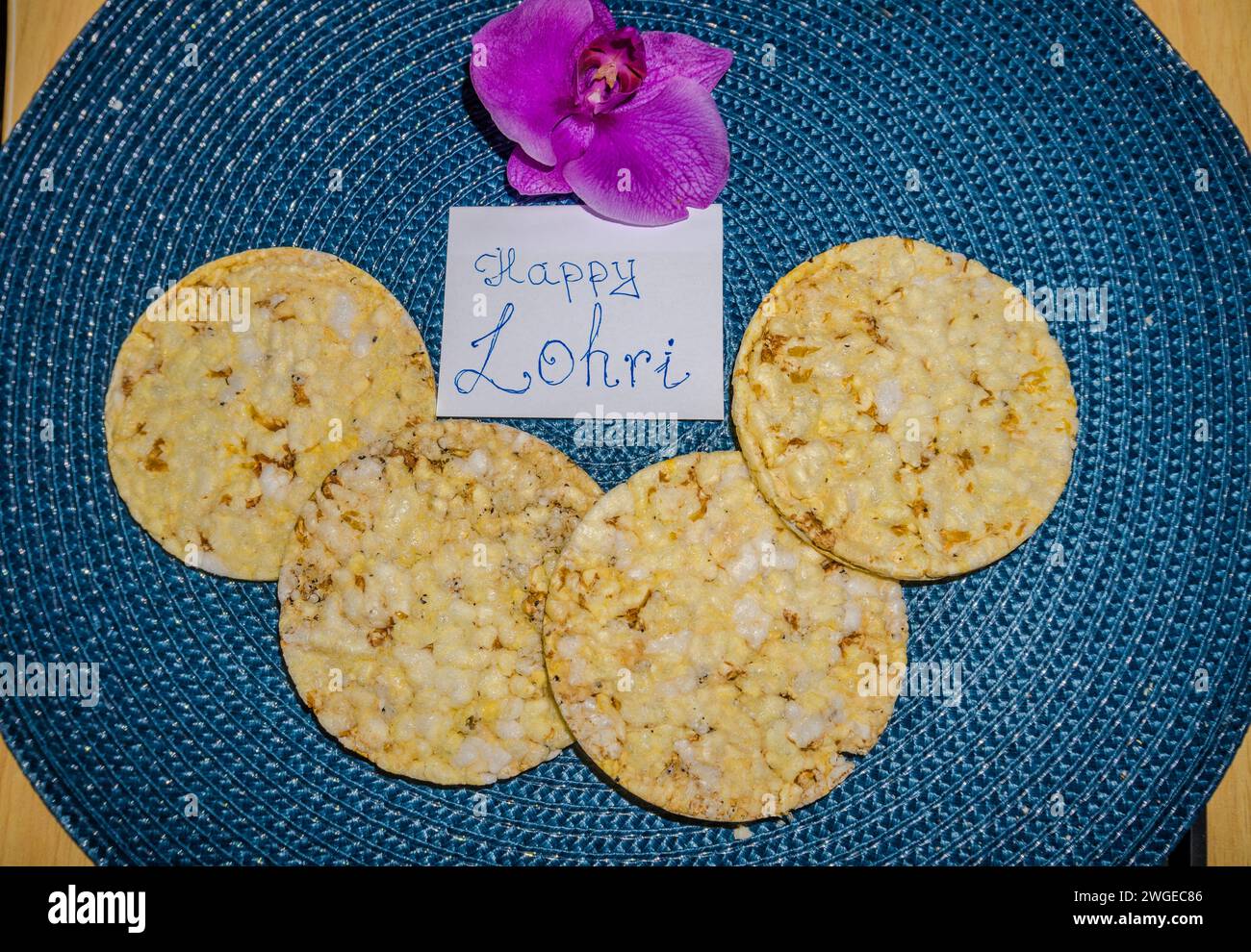 felice festa di lohri con cibo e noci. Festival dell'India Foto Stock