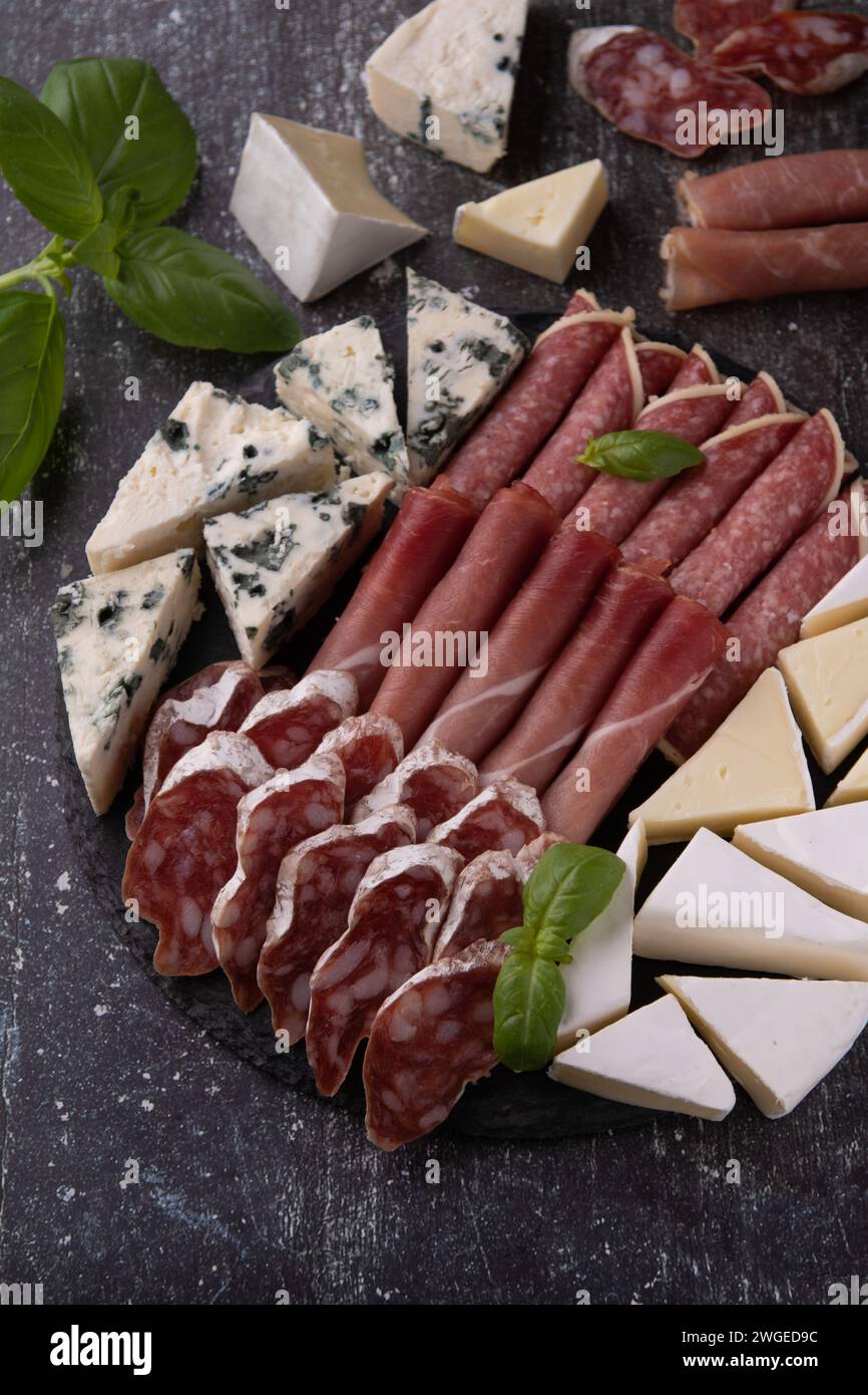 fotografia, carne, snack, cibo, salame, formaggio, assortimento, prosciutto, formaggio brie, vista ad alto angolo, prosciutto, fetta, piatto, buongustai, formaggio Foto Stock