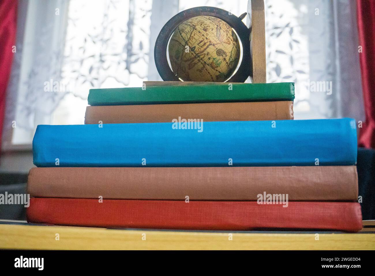 World Globe Books.i laureati studiano all'estero. Scuola di istruzione internazionale Foto Stock