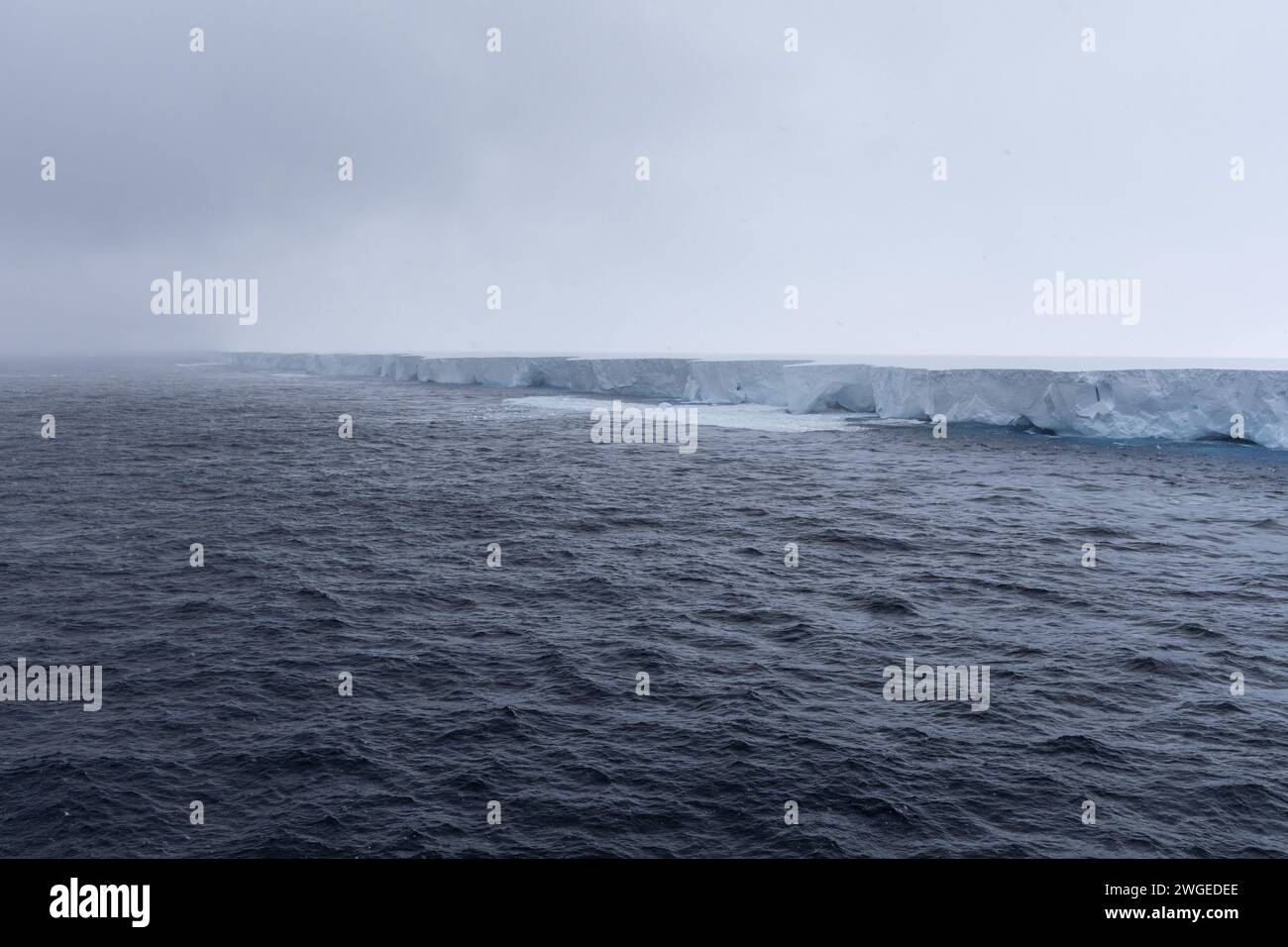Iceberg A23a, il più grande iceberg del pianeta che si sposta a nord nell'Oceano meridionale. Iceberg che mostra segni di decadimento con archi e grotte che appaiono. Foto Stock