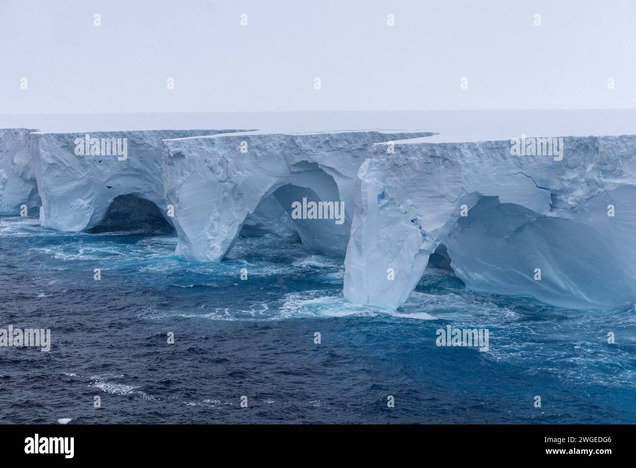 Iceberg A23a, il più grande iceberg del pianeta che si sposta a nord nell'Oceano meridionale. Iceberg che mostra segni di decadimento con archi e grotte che appaiono. Foto Stock