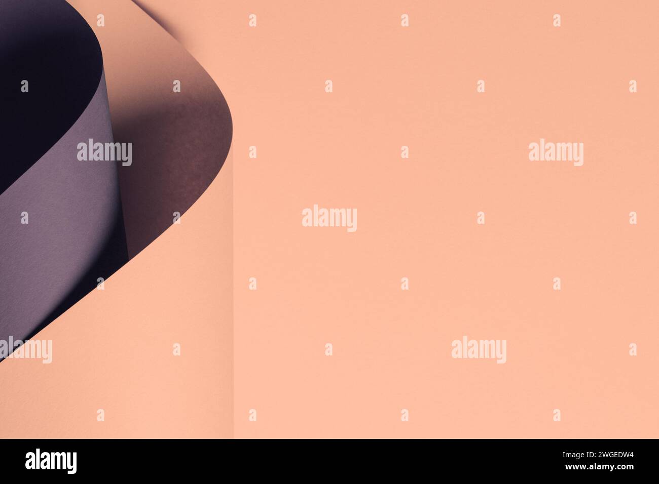 Sfondo a trama di carta di colore grigio e pesca astratta. Composizione minimale con forme geometriche ondulate e linee curve Foto Stock
