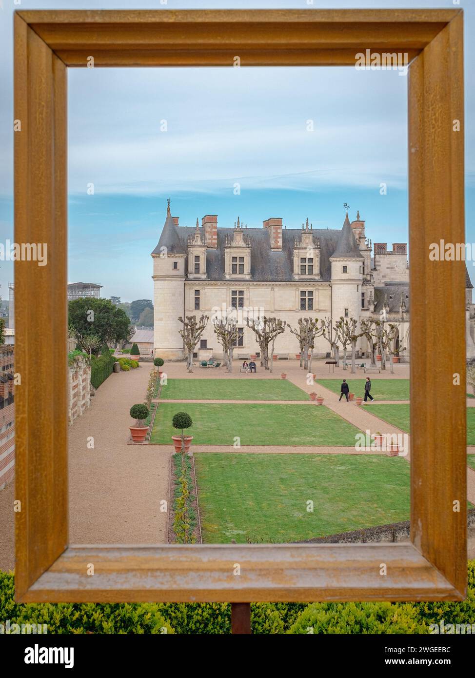 Amboise, Francia - 16 aprile 2023: Il castello di Amboise visto attraverso una cornice. In un giorno di primavera parzialmente nuvoloso, CE ne sono alcuni irriconoscibili Foto Stock