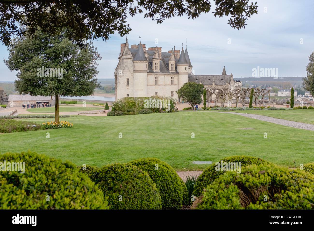 Amboise, Francia - 16 aprile 2023: Una vista sul castello di Amboise. Preso in un giorno parzialmente nuvoloso all'inizio della primavera, ci sono alcuni visitatori irriconoscibili Foto Stock
