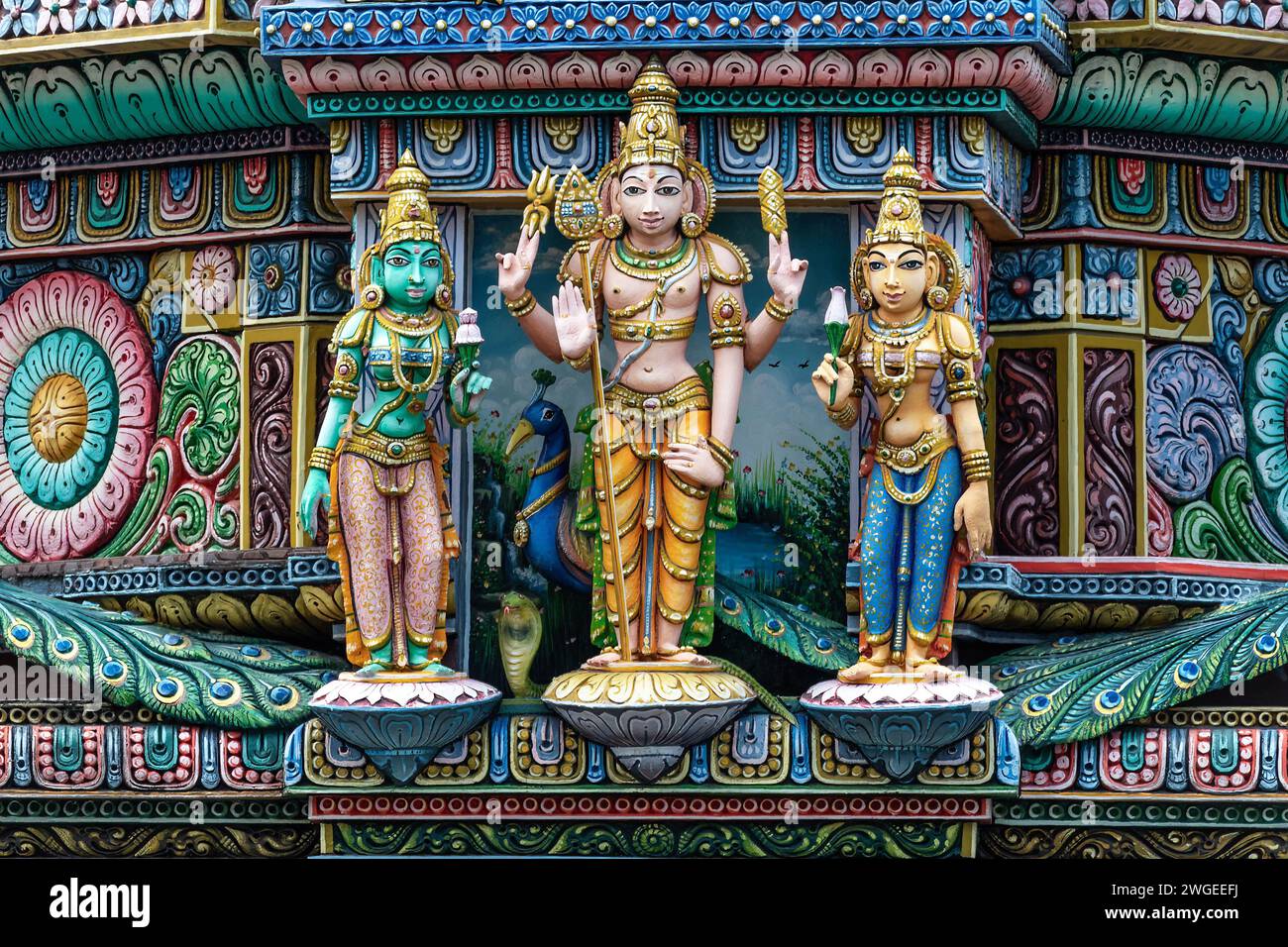 Decorazioni colorate e statue all'esterno del Tempio indù Sri Maha Mariamman Temple ('Wat Phra si Maha Umathewi') a Bangkok. Foto Stock
