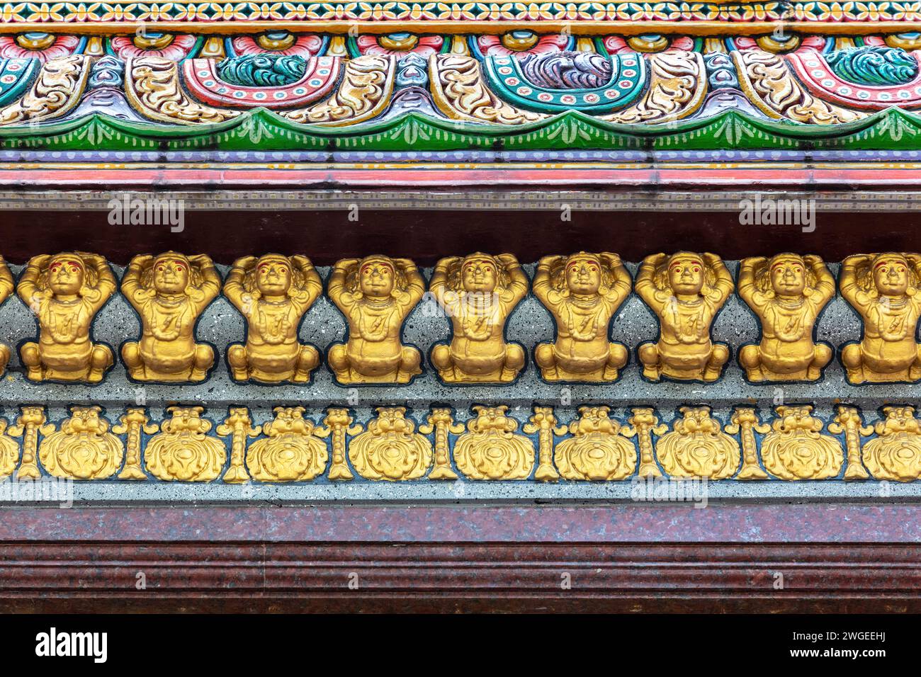 Immagini dorate e decorazioni colorate all'esterno del Tempio indù Sri Maha Mariamman Temple (('Wat Phra si Maha Umathewi') a Bangkok. Foto Stock
