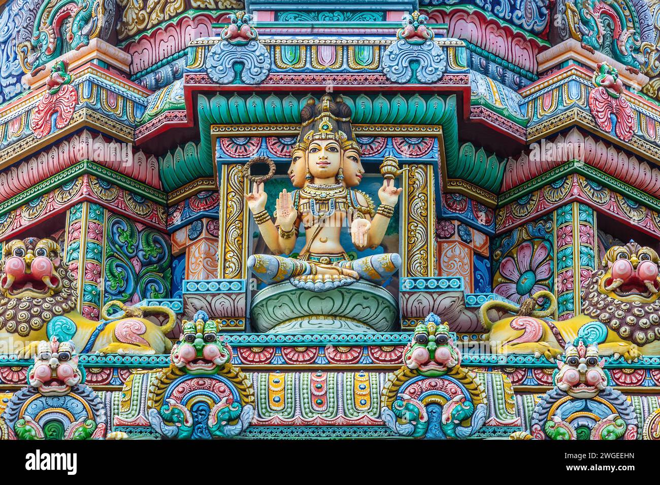 Decorazioni colorate e statue all'esterno del Tempio indù Sri Maha Mariamman Temple ('Wat Phra si Maha Umathewi') a Bangkok. Foto Stock