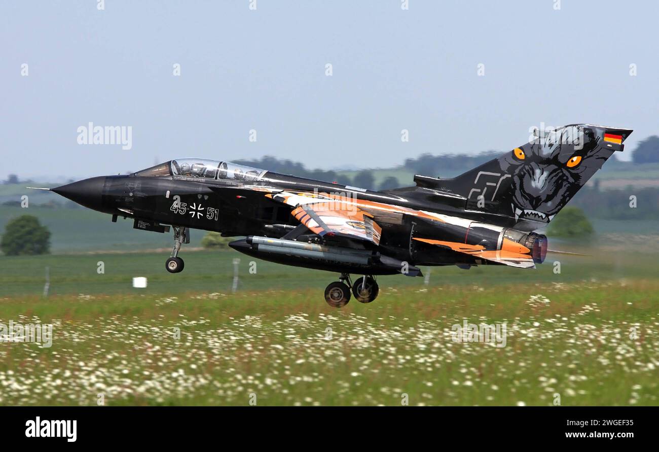 Ein Kampfflugzeug der deutschen Luftwaffe vom Typ Tornado startet vom französischen Militärflugplatz Cambrai. DAS Flugzeug gehört zum Taktischen Luftwaffengeschwader 51 TaktLwG 51, früher: Aufklärungsgeschwader 51 und ist in Schleswig-Jagel stationiert. DAS Flugzeug Hat anlässlich des NATO Tiger-Meet eine Tiger-Lackierung. Ein Kampfflugzeug der deutschen Luftwaffe vom Typ Tornado startet vom französischen Militärflugplatz Cambrai. DAS Flugzeug gehört zum Taktischen Luftwaffengeschwader 51 TaktLwG 51, früher: Aufklärungsgeschwader 51 und ist in Schleswig-Jagel stationiert. DAS Flugzeug Hat anlä Foto Stock