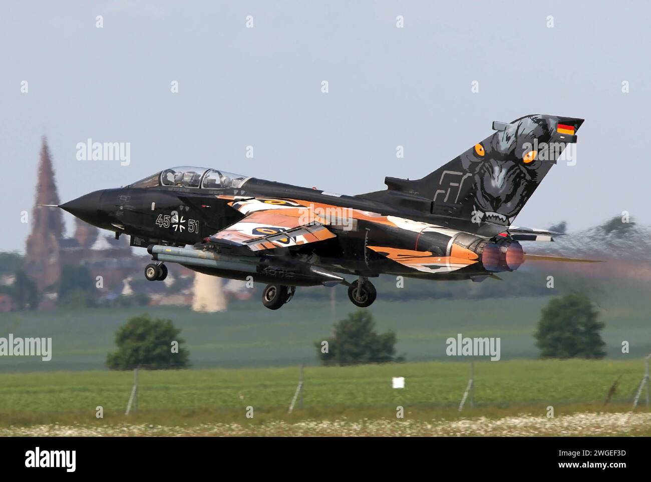 Ein Kampfflugzeug der deutschen Luftwaffe vom Typ Tornado startet vom französischen Militärflugplatz Cambrai. DAS Flugzeug gehört zum Taktischen Luftwaffengeschwader 51 TaktLwG 51, früher: Aufklärungsgeschwader 51 und ist in Schleswig-Jagel stationiert. DAS Flugzeug Hat anlässlich des NATO Tiger-Meet eine Tiger-Lackierung. Ein Kampfflugzeug der deutschen Luftwaffe vom Typ Tornado startet vom französischen Militärflugplatz Cambrai. DAS Flugzeug gehört zum Taktischen Luftwaffengeschwader 51 TaktLwG 51, früher: Aufklärungsgeschwader 51 und ist in Schleswig-Jagel stationiert. DAS Flugzeug Hat anlä Foto Stock