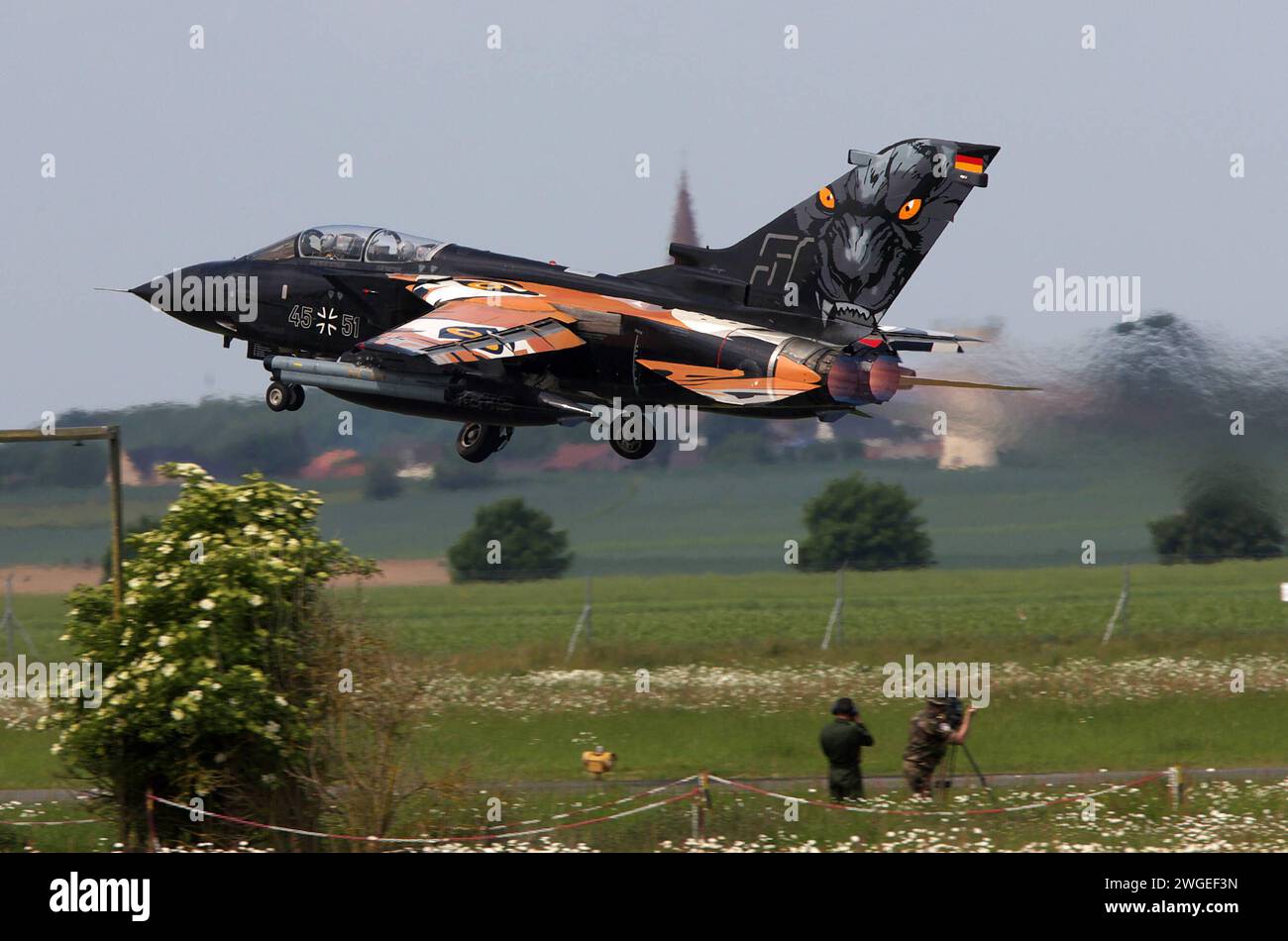 Ein Kampfflugzeug der deutschen Luftwaffe vom Typ Tornado startet vom französischen Militärflugplatz Cambrai. DAS Flugzeug gehört zum Taktischen Luftwaffengeschwader 51 TaktLwG 51, früher: Aufklärungsgeschwader 51 und ist in Schleswig-Jagel stationiert. DAS Flugzeug Hat anlässlich des NATO Tiger-Meet eine Tiger-Lackierung. Ein Kampfflugzeug der deutschen Luftwaffe vom Typ Tornado startet vom französischen Militärflugplatz Cambrai. DAS Flugzeug gehört zum Taktischen Luftwaffengeschwader 51 TaktLwG 51, früher: Aufklärungsgeschwader 51 und ist in Schleswig-Jagel stationiert. DAS Flugzeug Hat anlä Foto Stock
