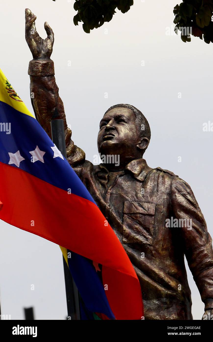 Valencia, Carabobo, Venezuela. 4 febbraio 2024. 4 febbraio 2024. Statua in onore del defunto presidente del Venezuela e che il 4 febbraio 1992 guidò il tentativo di colpo di stato (fallito) in Venezuela. Oggi sono passati 32 anni dall'evento. Nella città di Valencia, nello stato di Carabobo. Foto: Juan Carlos HernÃndez (immagine di credito: © Juan Carlos Hernandez/ZUMA Press Wire) SOLO USO EDITORIALE! Non per USO commerciale! Foto Stock