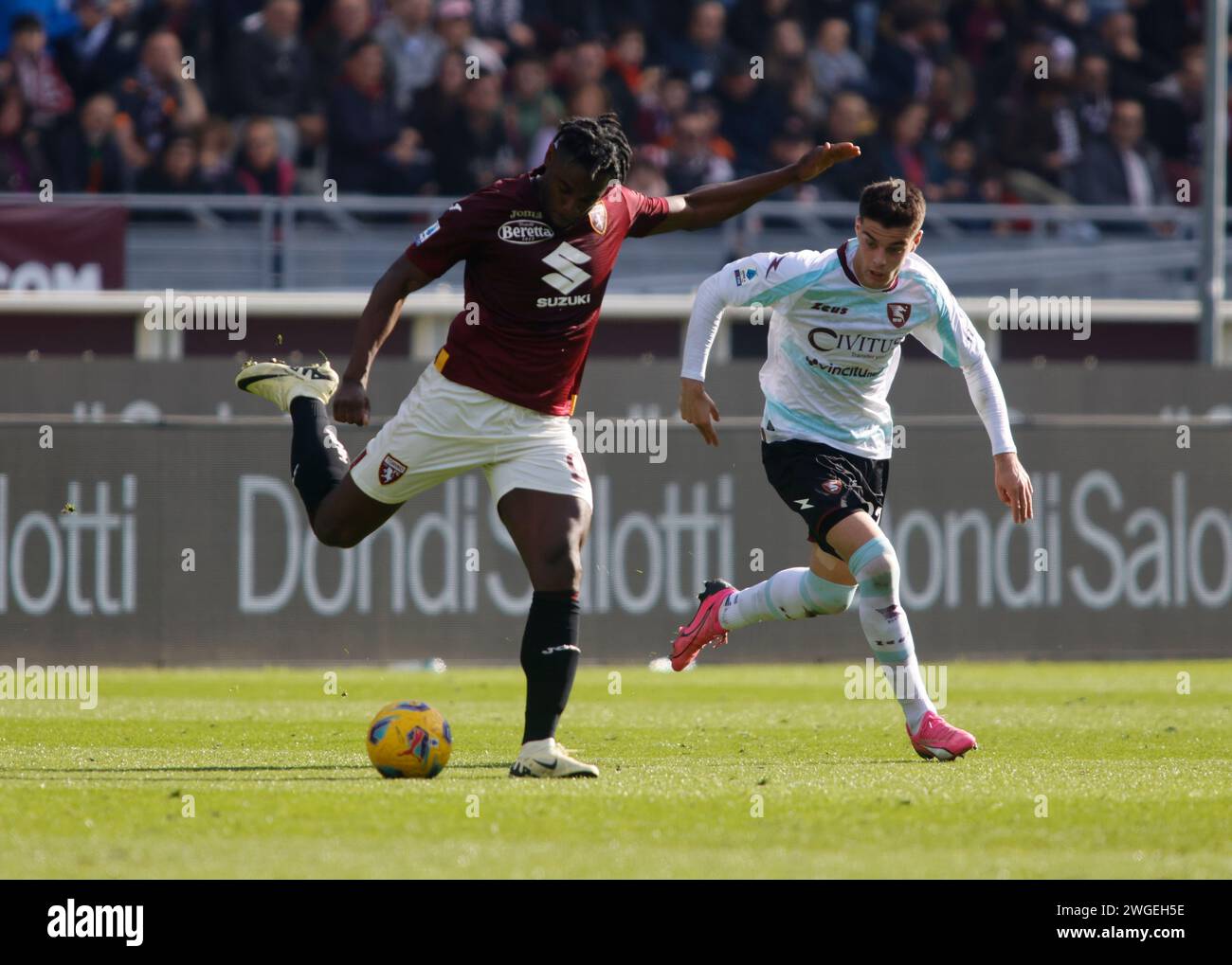 Duvan Zapata Torino FC (L) visto in azione durante la partita tra Torino FC e noi Salernitana come parte della serie A italiana, partita di calcio allo Stadio Olimpico grande Torino, Torino. Punteggio finale Torino FC 0 - 0 noi Salernitana. Credito: SOPA Images Limited/Alamy Live News Foto Stock