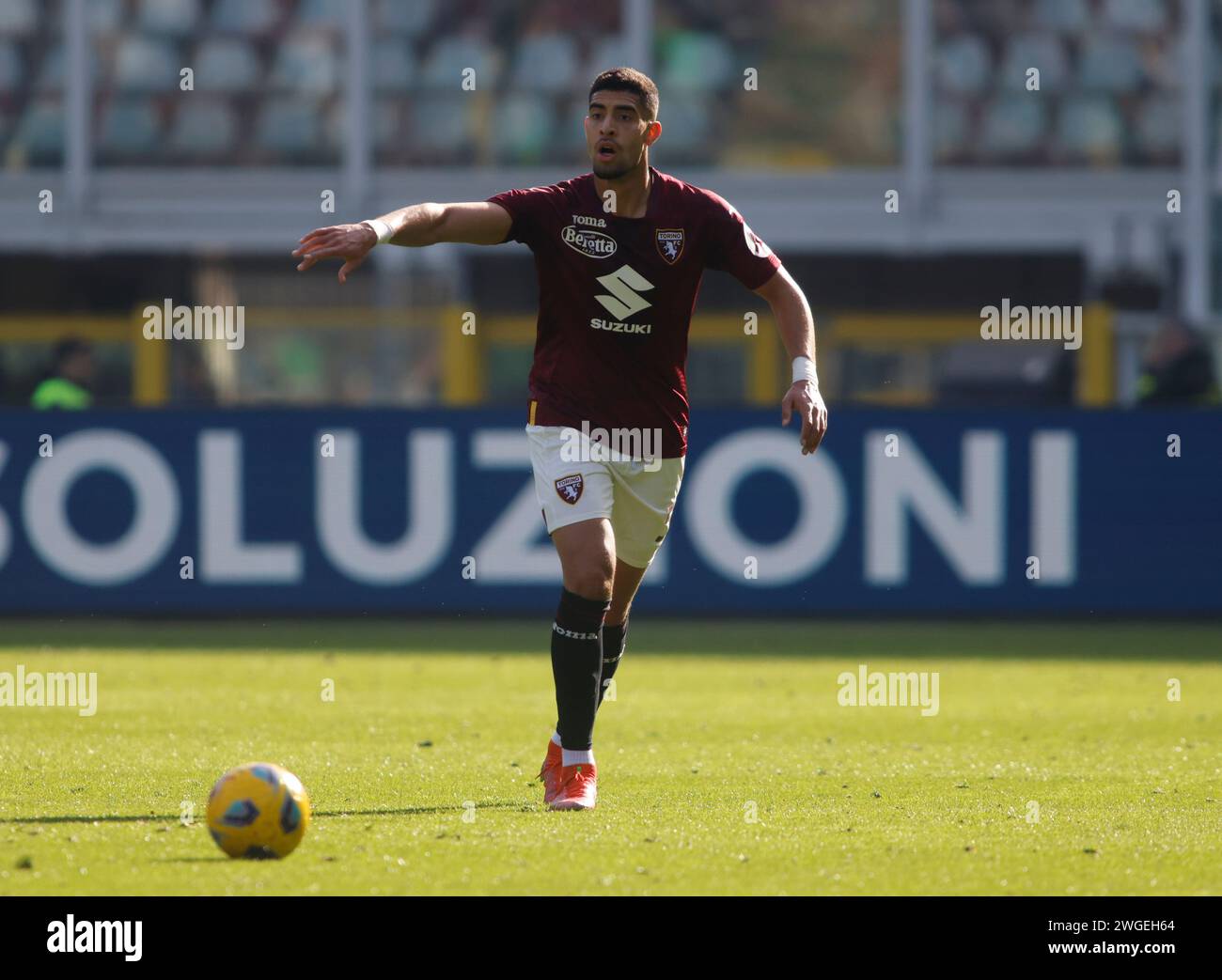 Adam Masina del Torino FC visto in azione durante la partita tra Torino FC e noi Salernitana come parte della serie A italiana, partita di calcio allo Stadio Olimpico grande Torino, Torino. Punteggio finale Torino FC 0 - 0 noi Salernitana. Credito: SOPA Images Limited/Alamy Live News Foto Stock