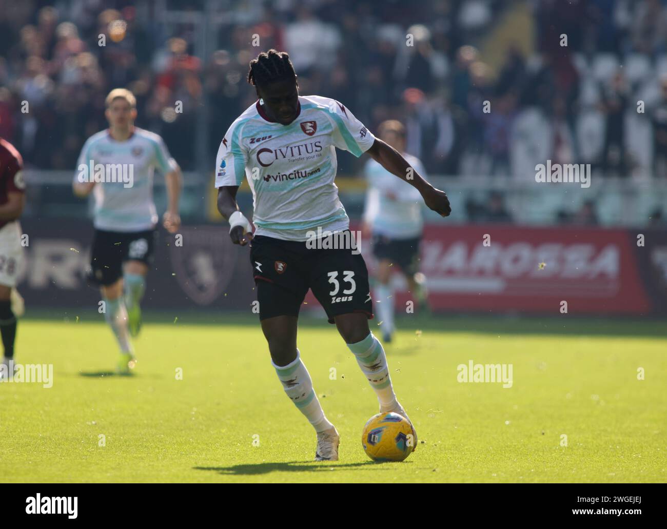 Loum Tchauna di noi Salernitana visto in azione durante la partita tra Torino FC e noi Salernitana come parte della serie A italiana, partita di calcio allo Stadio Olimpico grande Torino, Torino. Punteggio finale Torino FC 0 - 0 noi Salernitana. (Foto di /Sipa USA) credito: SIPA USA/Alamy Live News Foto Stock