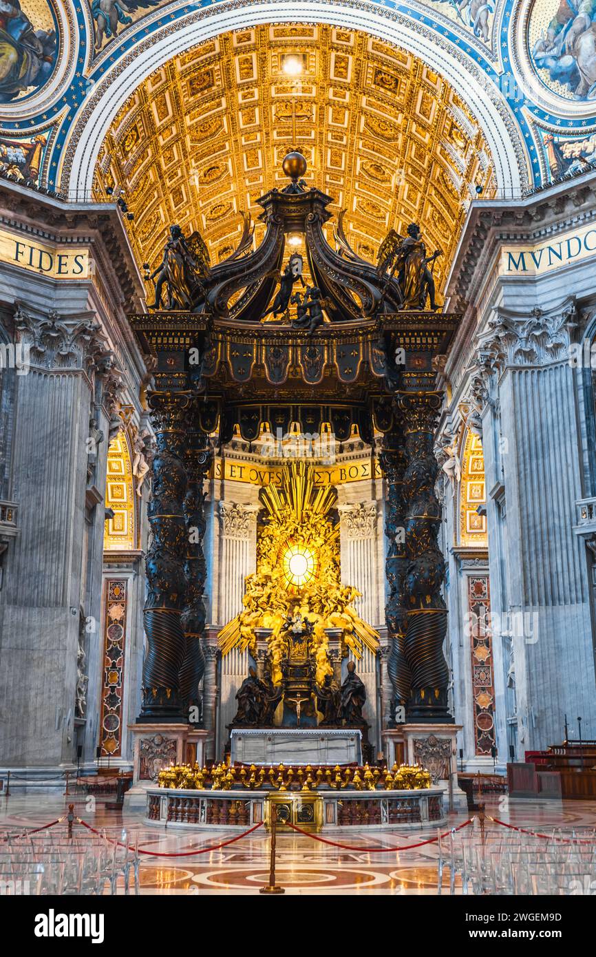 Città del Vaticano, Roma, 25 novembre 2023: Dettagli architettonici della Cupola e del baldacchino del Bernini in San Di Peter Foto Stock