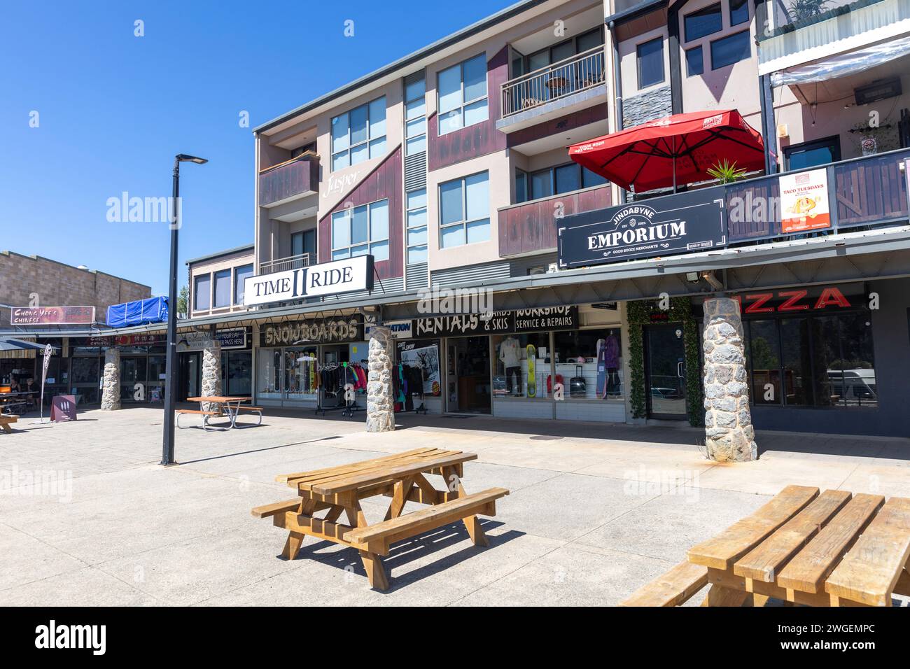 Jindabyne, città australiana nel sud-est del nuovo Galles del Sud, con negozi e negozi nel centro della città durante l'estate 2024, Jindabyne è popolare i inverno Foto Stock