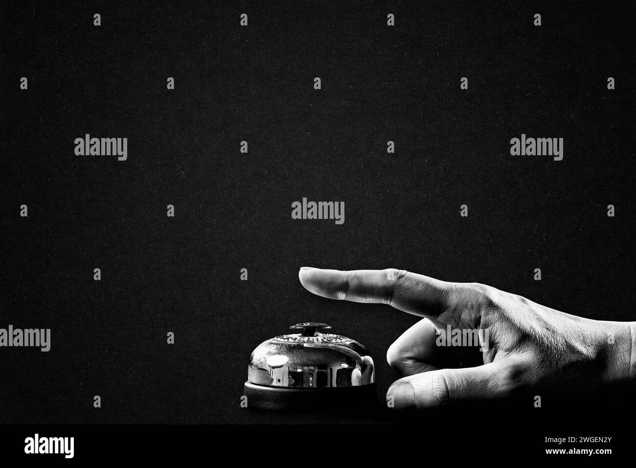 Campanello di servizio con suoneria a mano, simbolo di gesto in bianco e nero su sfondo di carta testurizzata, spazio di copia Foto Stock