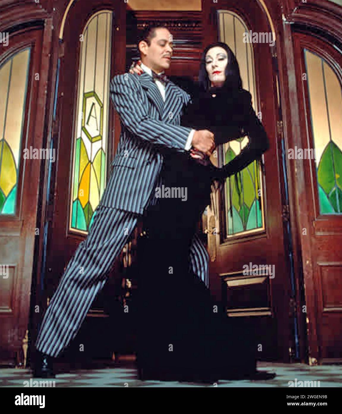 LA FAMIGLIA ADDAMS 1991 film della Columbia Pictures con Anjelica Huston nel ruolo di Morticia Addams e Raul Julia nel ruolo di Gomez Addams Foto Stock