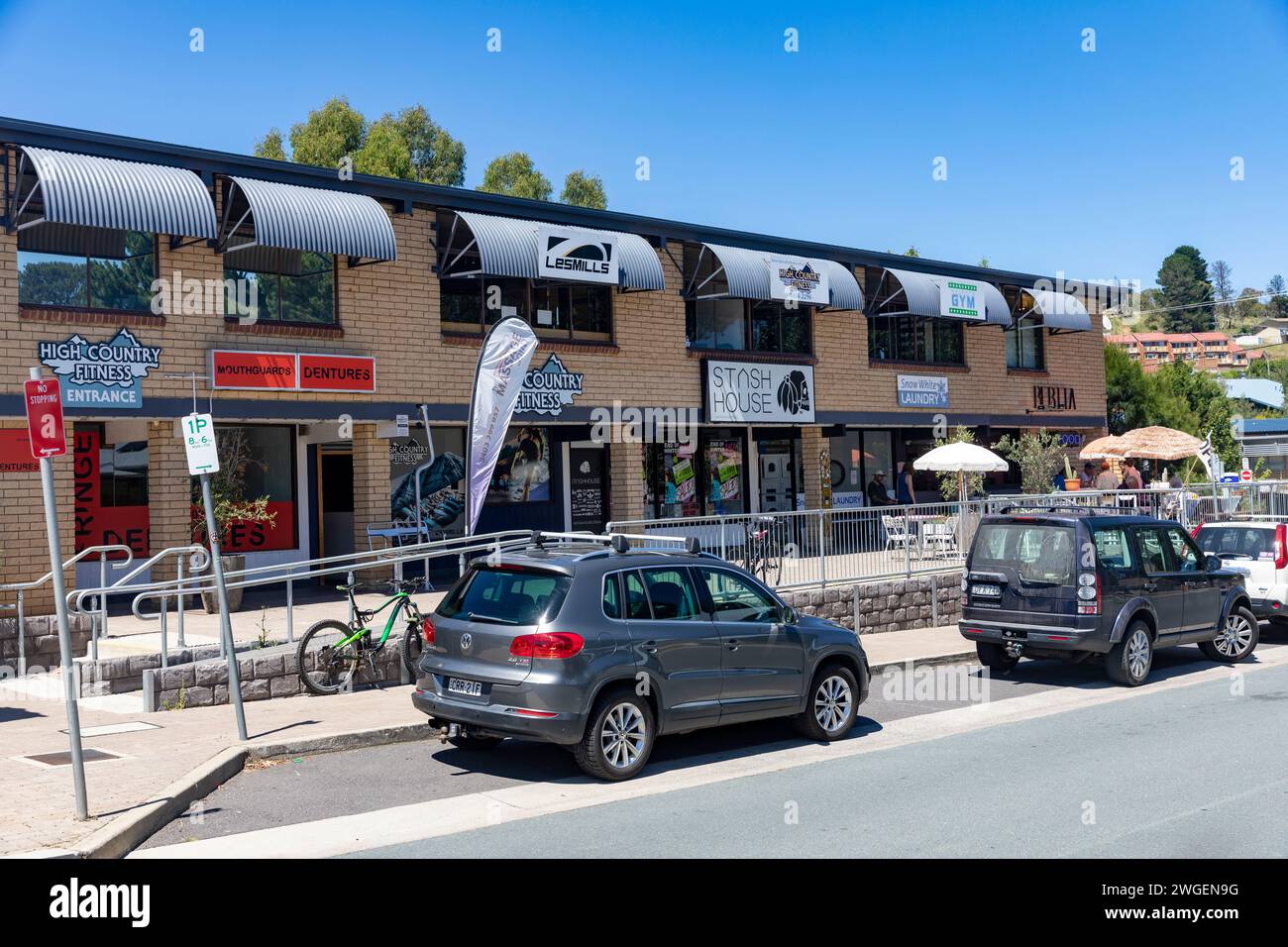 Jindabyne, città australiana nel sud-est del nuovo Galles del Sud, con negozi e negozi nel centro della città durante l'estate 2024, Jindabyne è popolare i inverno Foto Stock