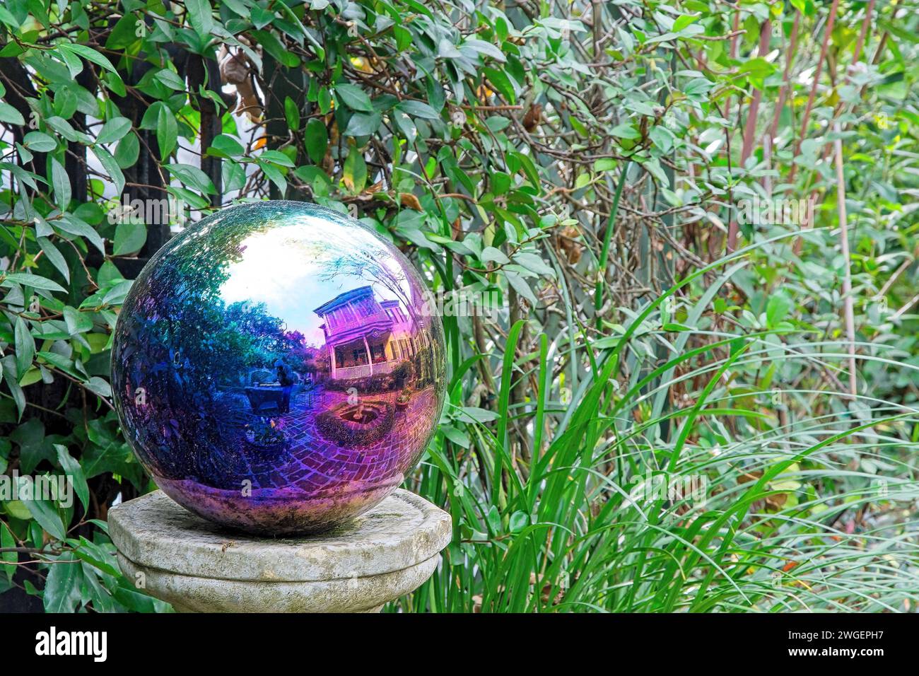 Riflesso di Charleston casa singola nel globo giardino-cortile - Charleston South Carolina; novembre 2023 Foto Stock