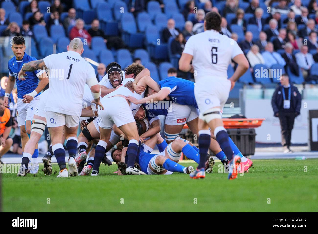 Miles 'Maro' Itoje d'Inghilterra in azione durante il Guinness Men's Six Nations 2024 allo Stadio Olimpico di Roma. L'Inghilterra vince contro l'Italia con un punteggio di 27-24. Foto Stock