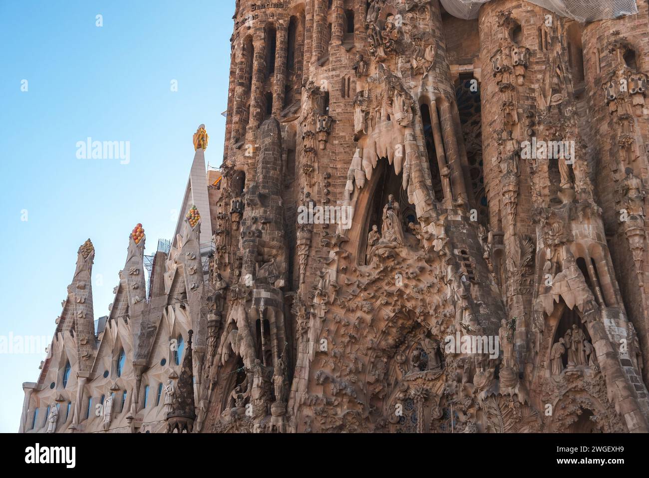 L'intricata facciata della Sagrada Familia risplende a Barcellona in un giorno di sole Foto Stock