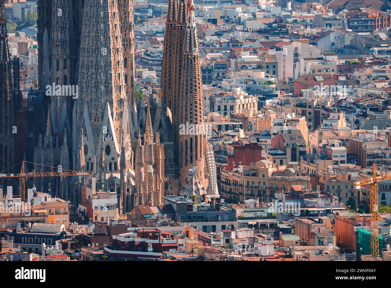 Vista ravvicinata delle guglie della Sagrada Familia che si alzano contro lo skyline di Barcellona Foto Stock