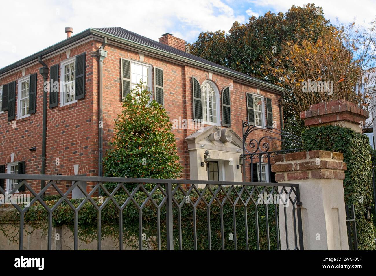 Strada residenziale del XVIII secolo nella storica Charleston South Carolina - novembre 2023 Foto Stock