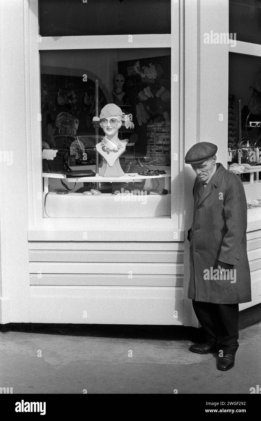 Covent Garden Piazza anni '1980 Regno Unito. Un gentiluomo della strada si affaccia su una boutique di moda di recente apertura nella recentemente sviluppata e trasformata Piazza Covent Garden. Questo è stato il mercato ortofrutticolo di Londra sviluppato per la prima volta negli anni '1650 330 anni dopo è stato trasformato in una moderna esperienza di shopping turistico. Covent Garden, Londra. 1980. 1980S UK HOMER SYKES Foto Stock