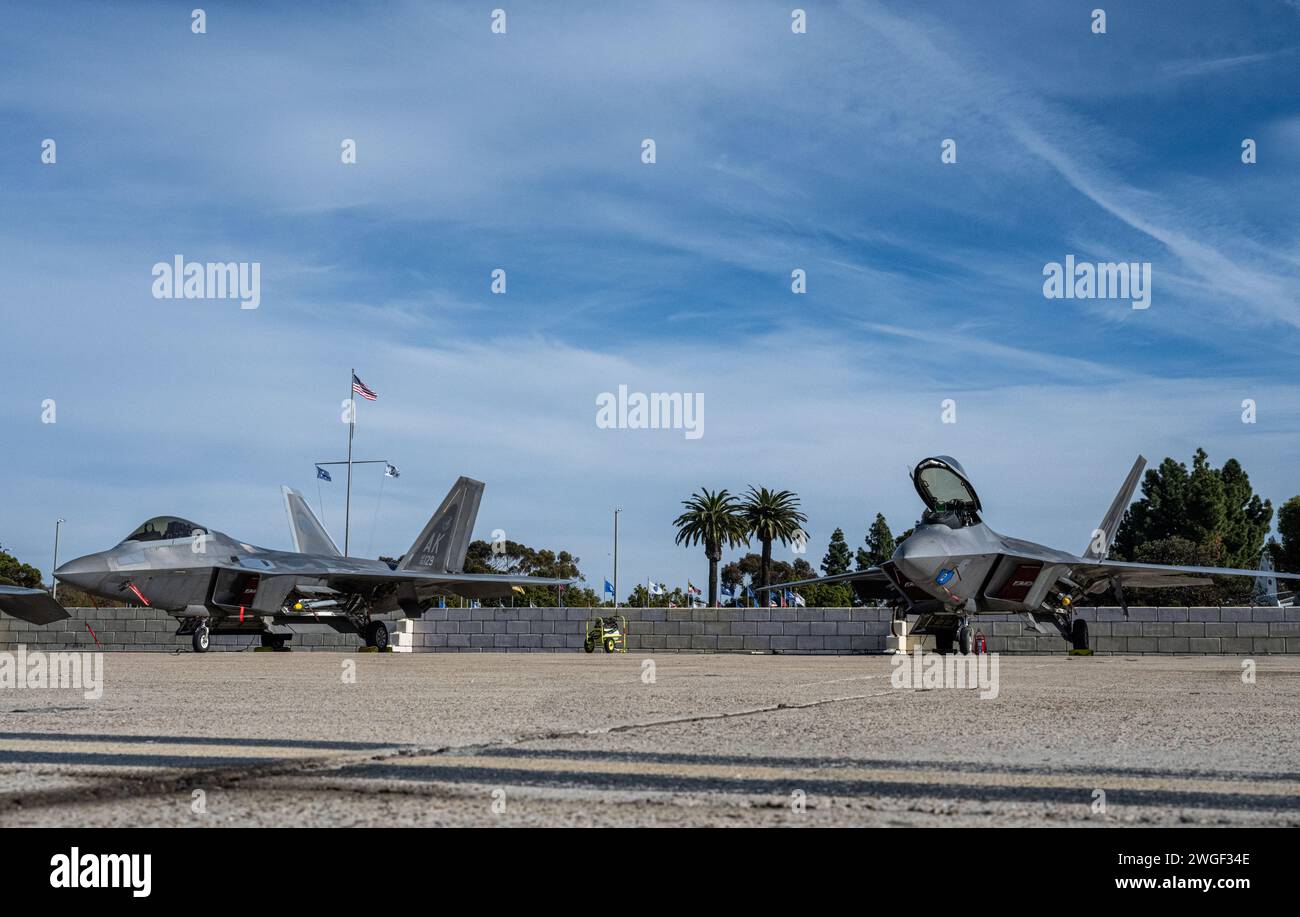 Gli F-22 Raptors schierati sotto il 525th Expeditionary Fighter Squadron, 3rd Air Expeditionary Wing, Joint base Elmendorf-Richardson, Alaska, siedono sul campo d'aviazione durante l'esercitazione Bamboo Eagle 24-1 presso la Naval Air Station North Island, California, 28 gennaio 2024. BE 24-1 è stata una prima esercitazione del suo genere diretta dallo U.S. Air Force Warfare Center ed è composta da circa 3.000 membri del servizio congiunto degli Stati Uniti, alleati e partner della Royal Air Force e della Royal Australian Air Force, e più di 150 aerei da 24 unità dispersi in più di 10 località negli Stati Uniti occidentali attraverso la u Foto Stock