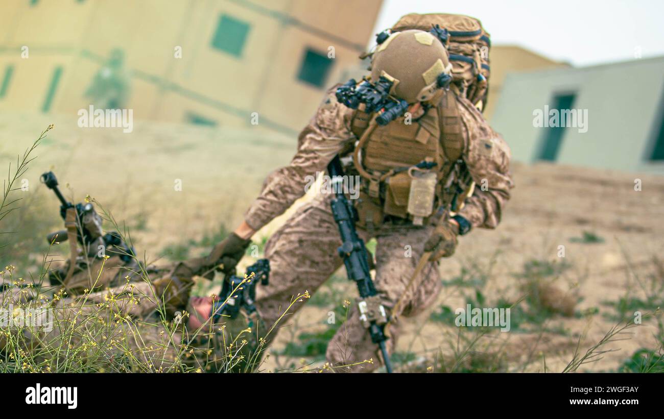 U.S. Marines with Echo Company, 2d Battalion, 6th Marine Regiment, 2d Marine Division Conduct Military Operations in urbanized Terrain (MOUT) during an Annual Field Exercise (AFX) on Marine Air-Ground Combat Center, Twentynine Palms, California, 1 febbraio 2024. AFX incorpora una serie di realistici addestramenti di guerra urbana creati per sfidare le capacità di combattimento dell'unità in un ambiente urbano sia in operazioni offensive che difensive. (Foto del corpo dei Marines degli Stati Uniti di Lance Cpl. Frank Sepulveda Torres) Foto Stock