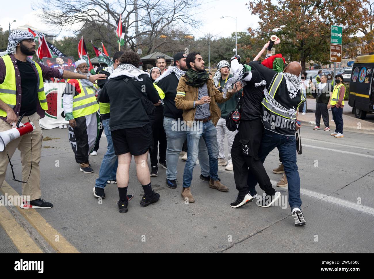Austin, Texas, Stati Uniti. 4 febbraio 2024. Diverse migliaia di sostenitori di una Palestina libera e sostenitori di una manifestazione di cessate il fuoco in Medio Oriente al Campidoglio del Texas, poi marciando su Congress Avenue attraverso il centro di Austin. I manifesti che incolpano il presidente Joe Biden e il governatore del Texas Greg Abbott per lo spargimento di sangue sono stati portati dai principali manifestanti. Crediti: Bob Daemmrich/Alamy Live News Foto Stock