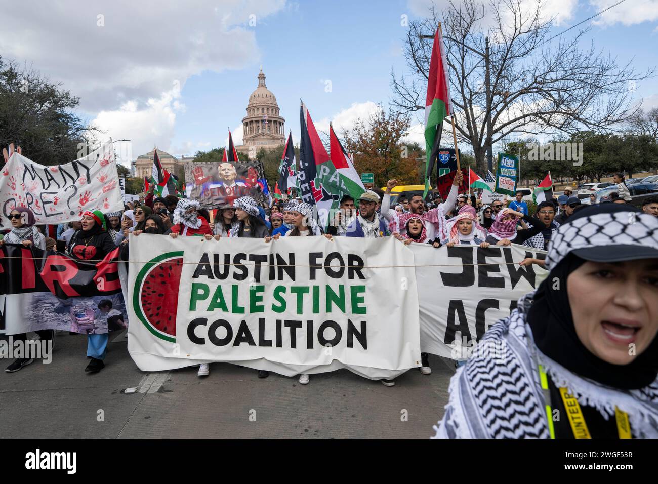 Austin, Texas, Stati Uniti. 4 febbraio 2024. Diverse migliaia di sostenitori di una Palestina libera e sostenitori di una manifestazione di cessate il fuoco in Medio Oriente al Campidoglio del Texas, poi marciando su Congress Avenue attraverso il centro di Austin. I manifesti che incolpano il presidente Joe Biden e il governatore del Texas Greg Abbott per lo spargimento di sangue sono stati portati dai principali manifestanti. Crediti: Bob Daemmrich/Alamy Live News Foto Stock