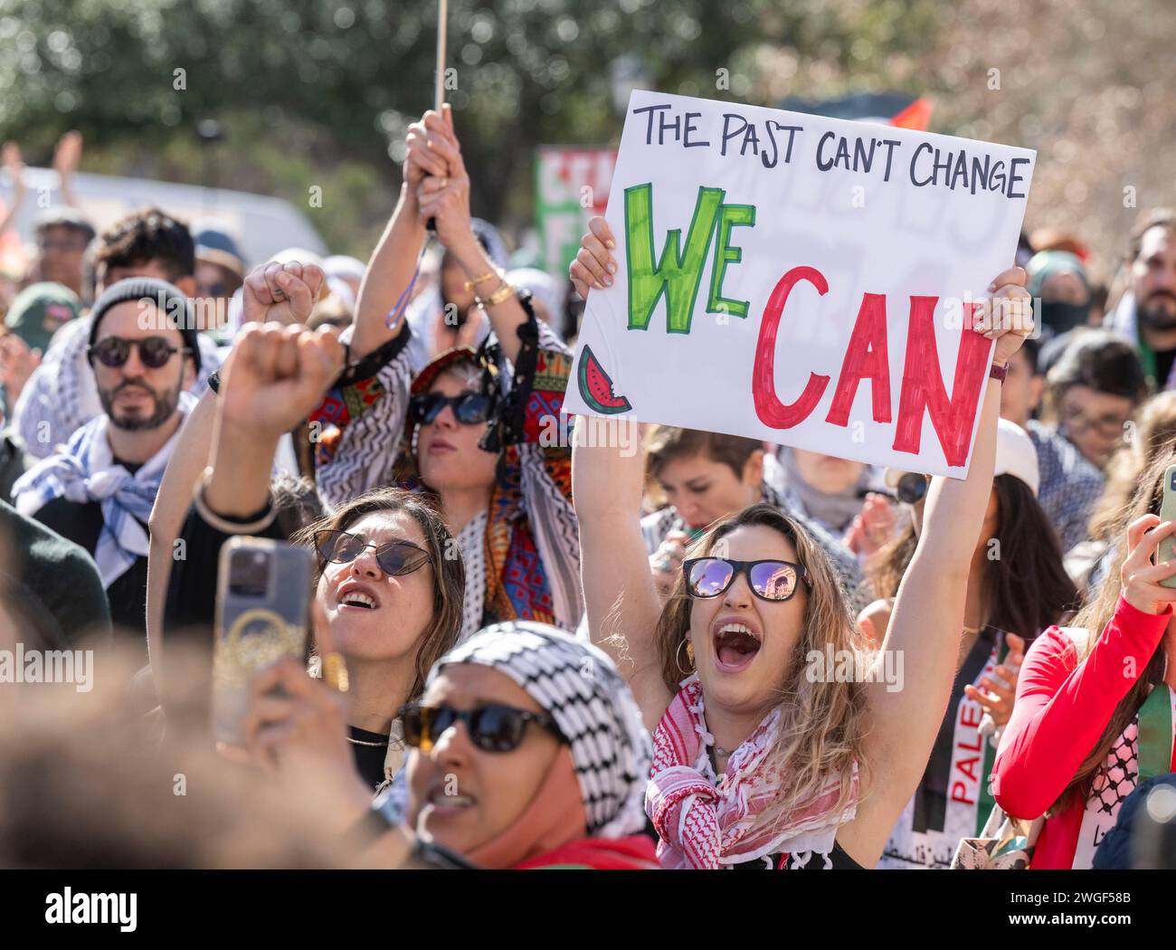 Austin, Texas, Stati Uniti. 4 febbraio 2024. Diverse migliaia di sostenitori di una Palestina libera e sostenitori di una manifestazione di cessate il fuoco in Medio Oriente al Campidoglio del Texas, poi marciando su Congress Avenue attraverso il centro di Austin. I manifesti che incolpano il presidente Joe Biden e il governatore del Texas Greg Abbott per lo spargimento di sangue sono stati portati dai principali manifestanti. Crediti: Bob Daemmrich/Alamy Live News Foto Stock