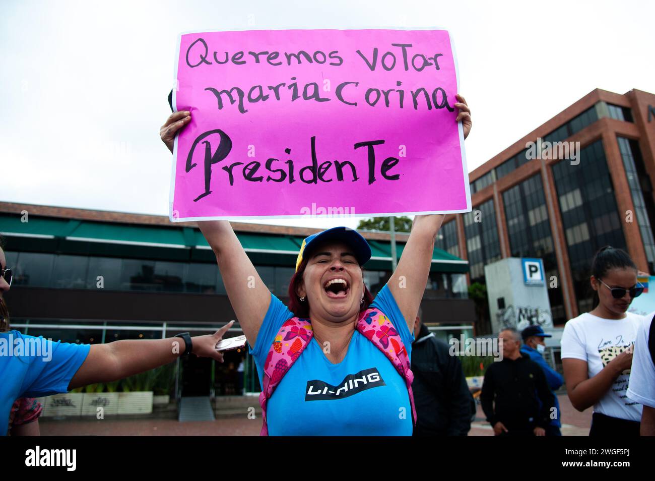 Bogotà, Colombia. 4 febbraio 2024. I cittadini venezuelani che vivono a Bogotà, Colombia, protestano per la candidatura presidenziale del leader dell'opposizione venezuelana Maria Corina Machado alle elezioni presidenziali dopo essere stato squalificato, il 4 febbraio 2024. Foto di: Chepa Beltran/Long Visual Press Credit: Long Visual Press/Alamy Live News Foto Stock