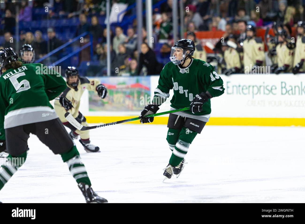 Tsongas Center. 4 febbraio 2024. Massachusetts, USA; il difensore di Boston Kaleigh Fratkin (13) durante una partita di stagione regolare della PWHL tra Boston e Montreal al Tsongas Center. (c) Burt Granofsky/CSM (immagine di credito: © Burt Granofsky/Cal Sport Media). Credito: csm/Alamy Live News Foto Stock