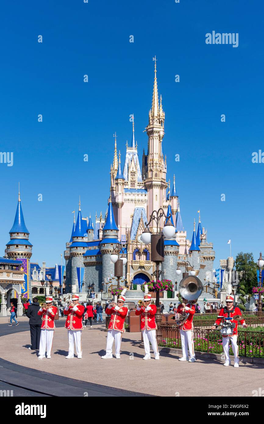 Main Street Philharmonic Band, Cenerentolal's Castle, Magic Kingdom, Walt Disney World Resort, Orange County, Orlando, Florida, Stati Uniti d'America Foto Stock